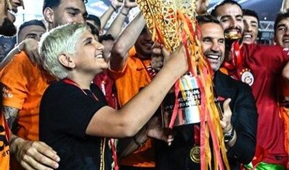 GALATASARAY, 23. ŞAMPİYONLUK KUPASINI KALDIRDI