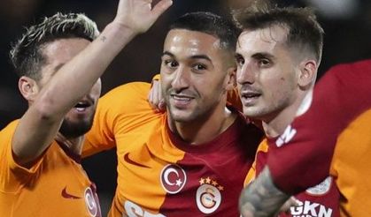Hakim Ziyech, harika golü sonrası tebrik edildi