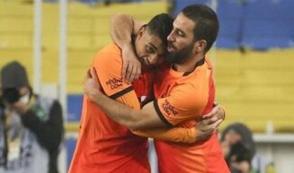 Mostafa Mohamed müziği veriyor, Arda Turan dans ediyor.