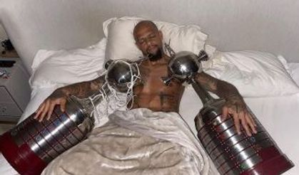 Felipe Melo, kupalarla uyudu