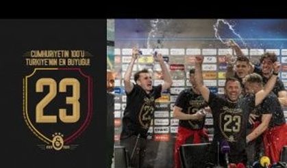 Galatasaraylı futbolcular, Okan Buruk'un basın toplantısını bastı