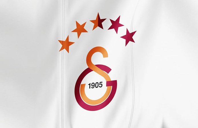 Galatasaraylı futbolculardan Okan Buruk'a sürpriz transfer önerisi! "Şu an boşta, düşünür müyüz?"