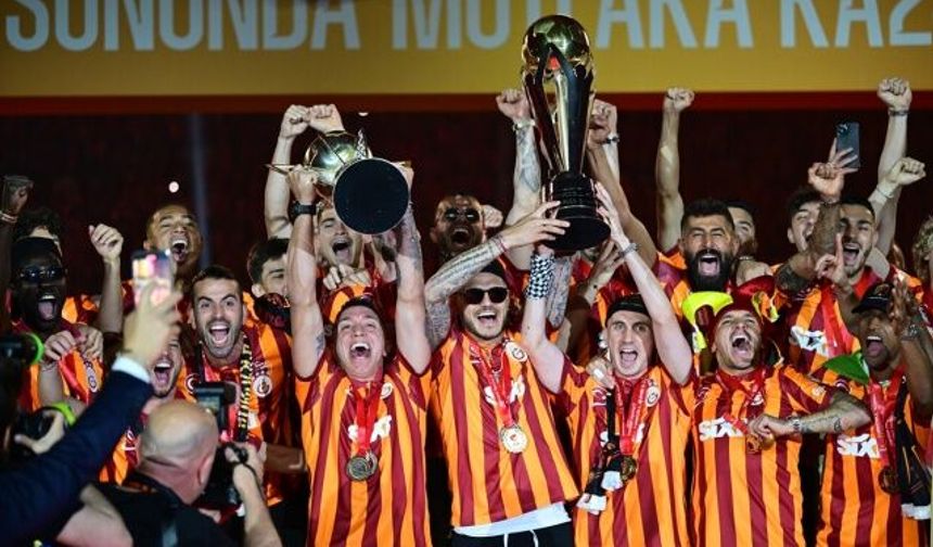 Galatasaray, çifte kupayı kaldırdı!