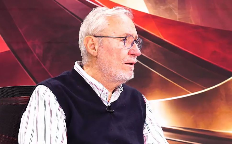 Levent Tüzemen: "Galatasaray'da sahada olmak yerine yedek kulübesinde oturmayı tercih ediyor"