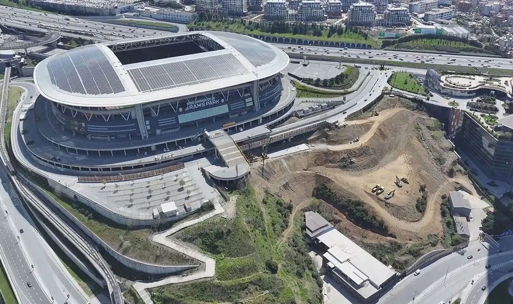 Bakanlık, İstanbul'daki sel sonrası Galatasaray'ın stadında inceleme yaptı! Son durumu duyurdular!